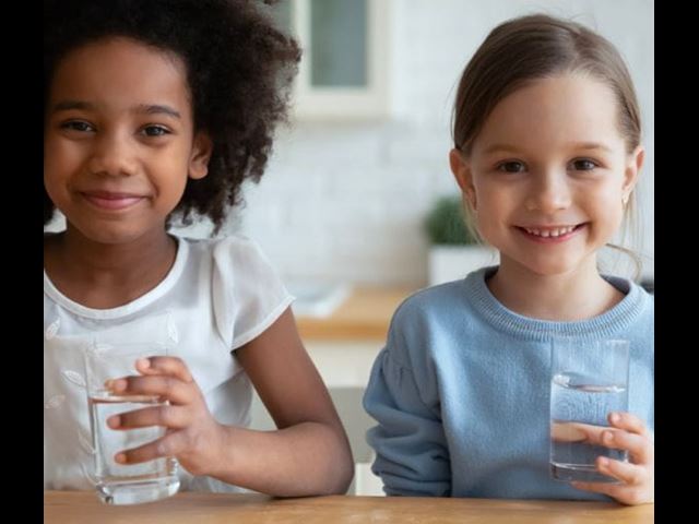 Two kids with glasses of drinking water tested with at-home testing kits from 91Ԫ 